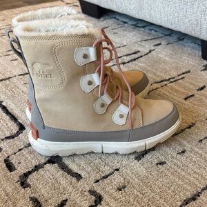 Sorel Women’s lace up boots